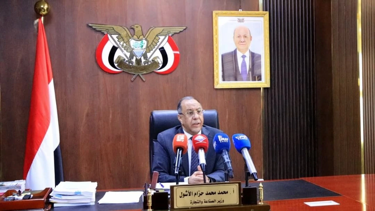 وزير الصناعة يؤكد استثناء السلع الأساسية من تغيير الدولار الجمركي